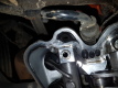 oben links vom zndkerzenstecker an der verruten ffnung ist ber umwege durch den ldampkondensator und das sekundrluft-ventil (veringert in der kaltlaufphase unverbrannten sprit und kohlenmonoxid im abgas) die kurbelwellen-entlftung angeschlossen. diese ffnung fhrt zylinderkopfseitig in den abgaskrmmer, daher der ru, also unbedenklich.